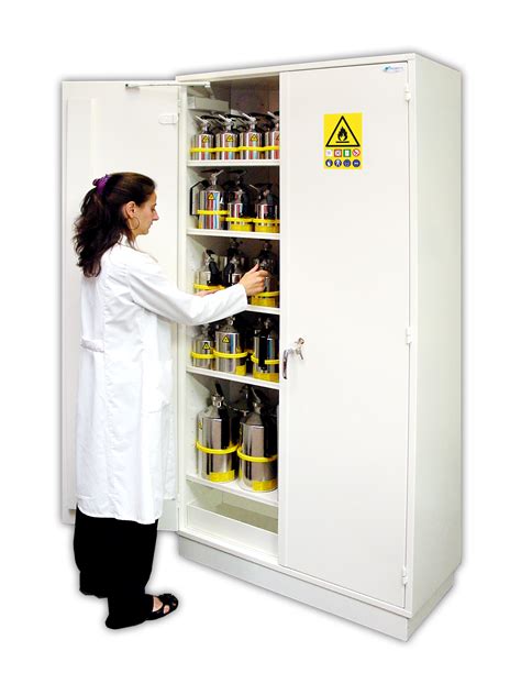 Armoire de sécurité pour produits inflammables toxiques ou nocifs