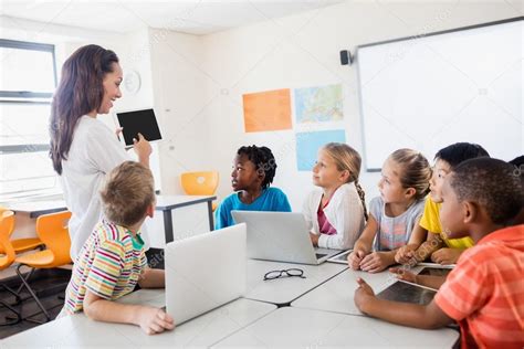 Un profesor dando clase con tecnología de Fotos de Stock