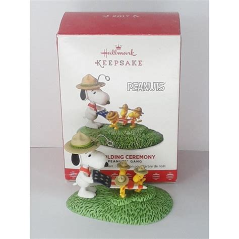 Hallmark Holiday Peanuts Christmas Hallmark Ornament Flag Folding