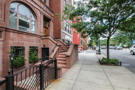 Brownstones On 124th Street And 5th Avenue