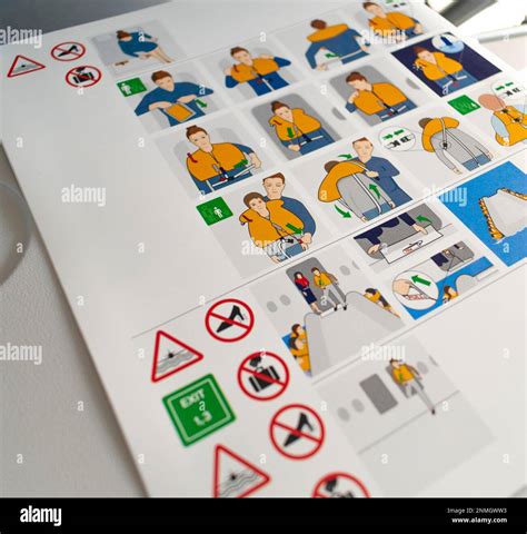 Tarjeta De Embarque Con Instrucciones De Seguridad En Un Avión Lufthansa A320 Fotografía De