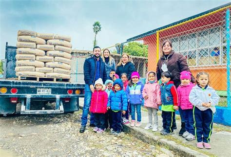 Entreg El Alcalde To O Medina Bultos De Cemento Al Jard N De Ni Os