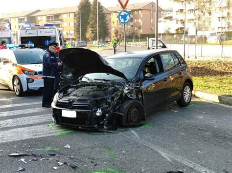 Frontale Tra Auto A Nembro Grave Una Donna Feriti Nonno E Nipotino Di