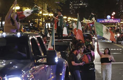 Chicagoans Caravan Downtown To Celebrate Mexican Independence Day