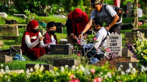 Doa Ziarah Kubur Lengkap Makna Dan Anjuran Tata Cara Saat Berziarah