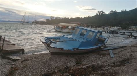 Muğla da fırtına nedeniyle koyda bağlı 7 tekne battı iskelelerde hasar