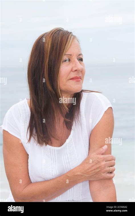 Portrait belle femme mature seule en extérieur avec une expression triste et concernée du