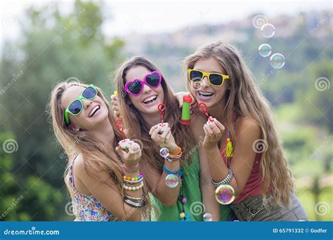 Filles De Ladolescence Soufflant Des Bulles Photo Stock Image Du