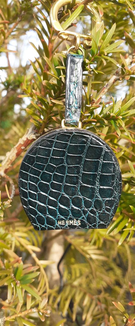 Excetional Hermès Lucky Charm Key Ring Horseshoe Green Crocodile Texas