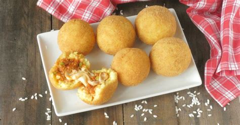 Arancini di riso al ragù di carne e piselli street food siciliano