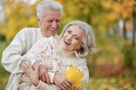 Retrato De Una Hermosa Pareja Mayor Abraz Ndose En El Parque Foto Premium