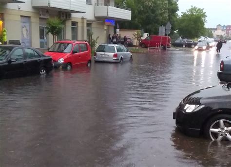 Ulewa w Białymstoku Ulica Zachodnia zalana po burzy Auta na