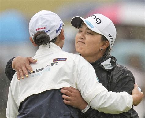 ゴルフ Vポイント×eneos 2週連続v 鈴木20勝 雨のプレーオフ、小祝降す 毎日新聞