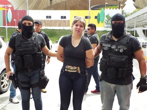 Mulher armada é presa acusada por tráfico de drogas em Manaus