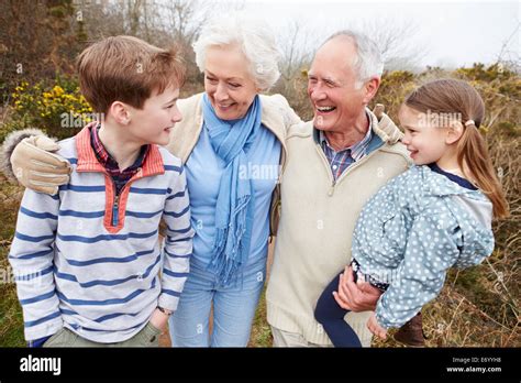 Grands Parents Petits Enfants Campagne Banque De Photographies Et D