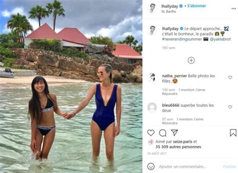 Jade Hallyday pose mannequin en bikini rose flashy échancré avec sa