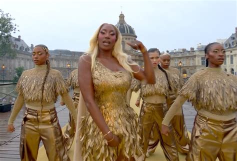 Quem é Aya Nakamura Que Cantou Na Abertura Das Olimpíadas Em Paris