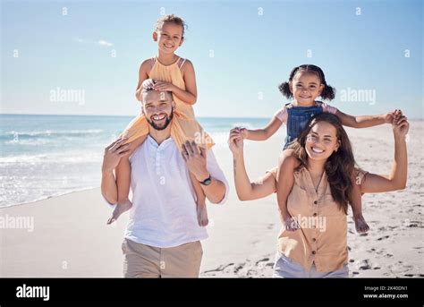 Petite Fille Sur La Plage En Espagne Banque De Photographies Et D