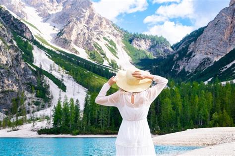 Schöne Frau in einem weißen Kleid am Ufer des Pragser Wildsees