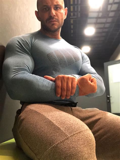 Muscle So Huge It Cannot Be Hidden Rclothedmuscle