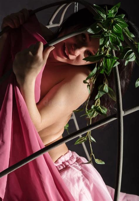 Menina sexy Da Elegância Em Uma Saia Cor de rosa Balançando Em Um