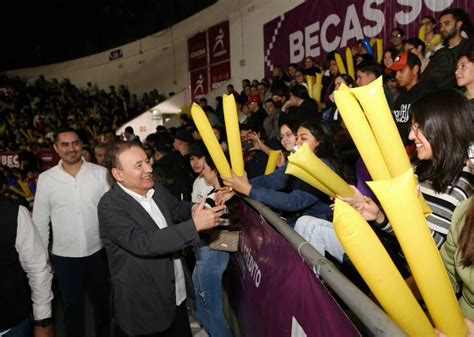 Entrega gobernador Alfonso Durazo más de cuatro mil becas a estudiantes