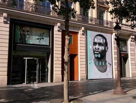 Temps Dix Ans Prisonnier De Guerre Nike Store Paris Champs Elysees