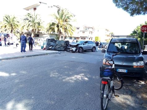 Marina Di Gioiosa Incidente In Pieno Centro Due Feriti Il Reggino