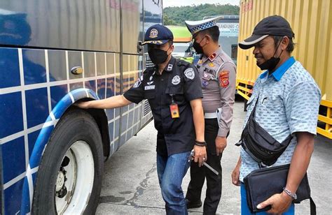 Bus Dan Truk Besar Terjaring Razia Petugas Gabungan Di Ruas Tol