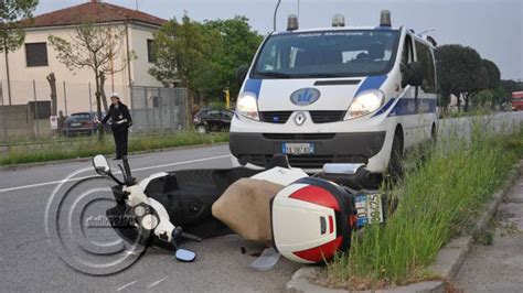 Frena E Scivola In Viale Bologna Grave Scooterista Enne