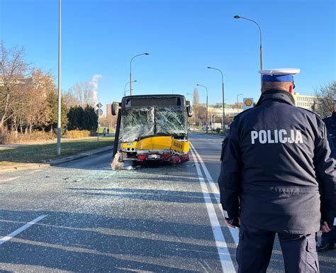 Warszawa Prokuratura przejmuje wypadek autobusu z BMW Kierowca zmarł