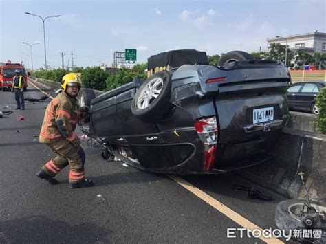 快訊／國道南下永康段休旅車翻覆 駕駛命危急救 Ettoday社會新聞 Ettoday新聞雲