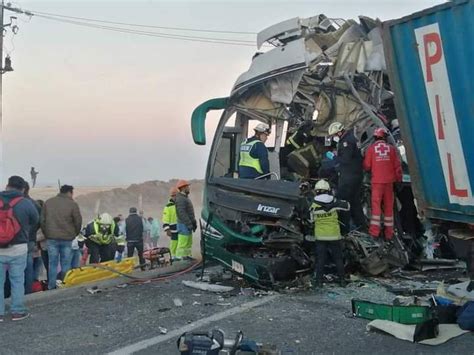 Choque múltiple en autopista de Lerma deja 2 personas muertas