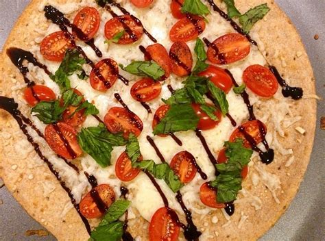 15 Minute Easy Margherita Flatbread Pizza Pizza Recipes Butter Be Tasty