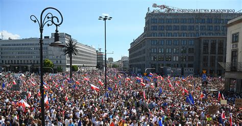 Tłumy na Marszu 4 czerwca w Warszawie