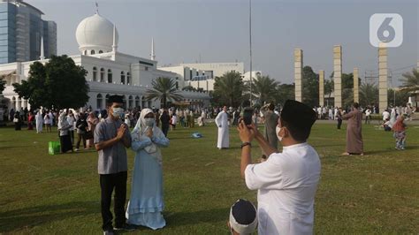 Foto Umat Muslim Meluapkan Kebahagiaan Idul Fitri Dengan Berswafoto