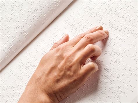 Braille o que é e quem criou alfabeto e números Toda Matéria