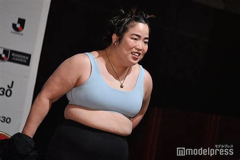 ゆりやんレトリィバァ、会見中に突如脱ぎ出す イニエスタ選手が肉体美に反応「すごい」 ライブドアニュース