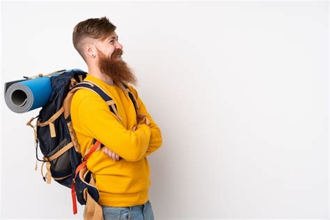 Homem Jovem Alpinista Uma Mochila Grande Sobre Parede Branca