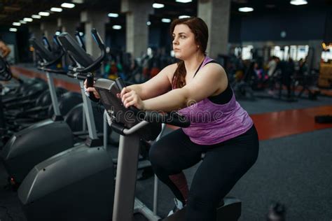 Mujer Con Sobrepeso En Traje Cuerpo Positivo Foto De Archivo Imagen