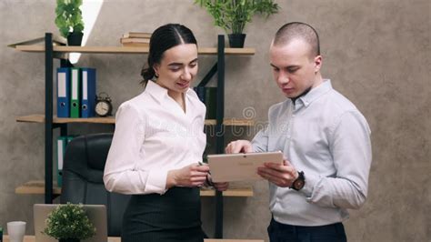 Mirada Del Hombre Y De La Mujer En La Pantalla De La Discusi N De La