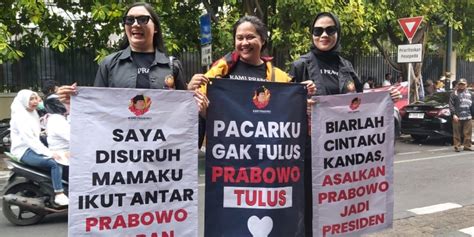 Tulisan Lucu Di Spanduk Ramaikan Pendaftaran Prabowo Gibran Ke KPU