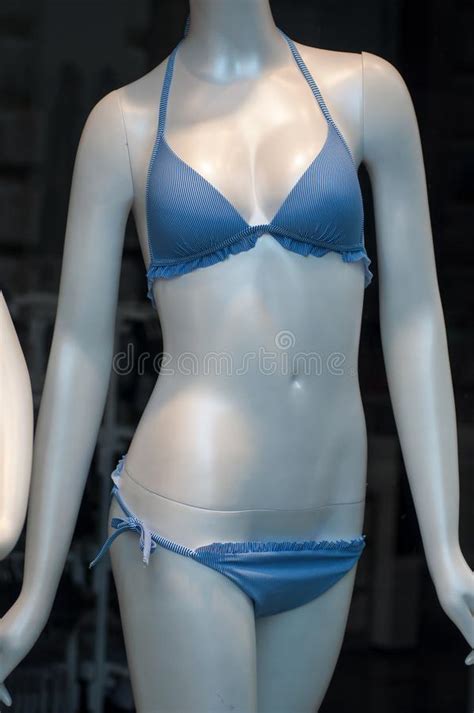 Bikini Pelado Azul En Maniqu En La Sala De Exposici N De La Tienda De