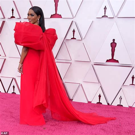 Angela Bassett Dazzles In A Dreamy Red Alberta Ferretti Gown At Oscars Nice Dresses Fashion