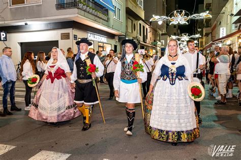 Las Fallas Rinden Pleites A A Los Santos Patronos Con Cientos De Flores