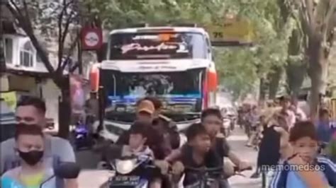 Ngeri Viral Lagi Video Bocah Terlindas Bus Saat Berburu Klakson Telolet