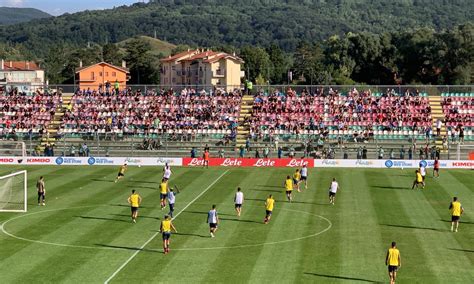 Italia Si Rivedono I Tifosi In Per Il Raduno Del Napoli I Primi