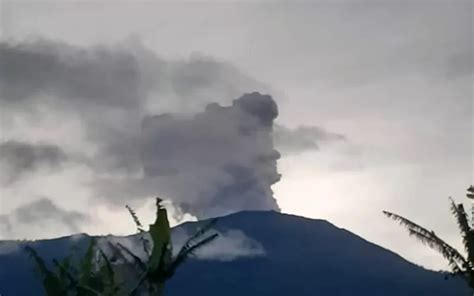 26 Pendaki Belum Turun Pasca Erupsi Gunung Merapi Sumbar Berikut Data