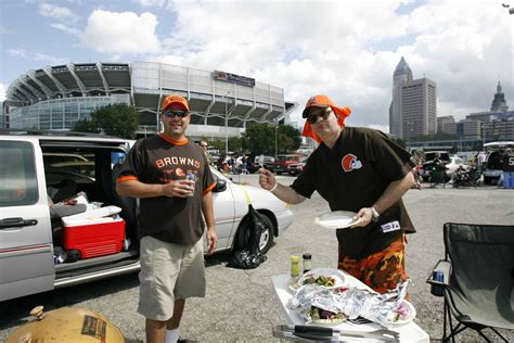 Browns Fans Make Their Electric Return To The Muni Lot