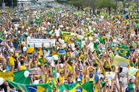 Democracia Povo Protesta Nas Ruas Do Brasil